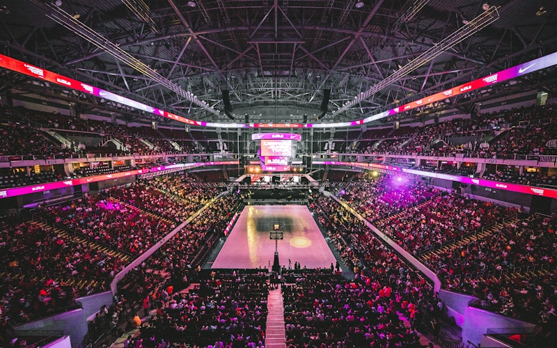 NBA季后赛篮球赛场，球员飞身扣篮精彩瞬间，88看球高清直播画面
