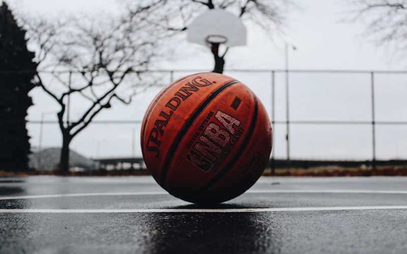 NBA季后赛激烈对抗，球员篮下强攻，88看球篮球赛事资讯报道